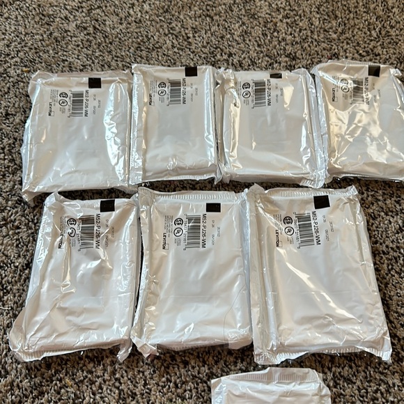 Home improvement - 8 Leviton - White Electrical Square light covers - Picture 5 of 7